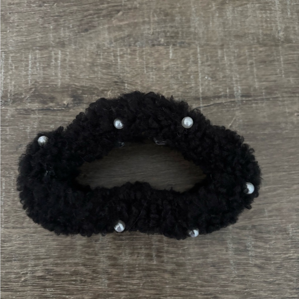 NWOT Black Sherpa and Pearl Claw Clip